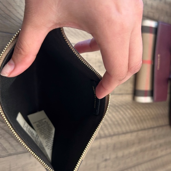 Versatile tote bag can be worn in two styles. Comes with wallet and wristlet - Picture 14 of 16